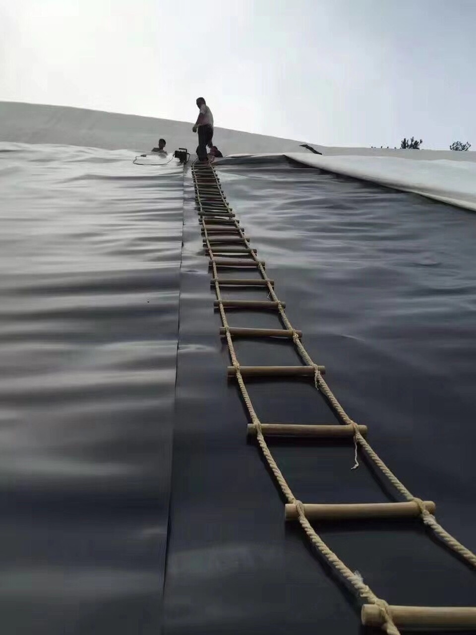 為了確保士工膜防滲層的施工質量，需做什么準備工作？